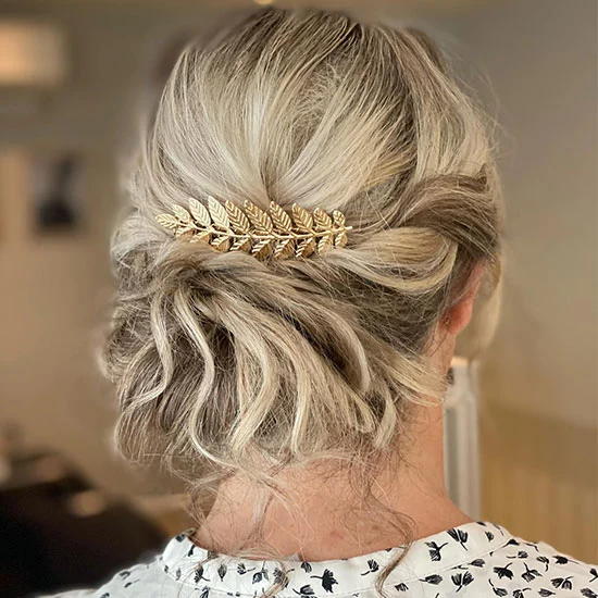 Håruppsättning på kvinna med blont hår