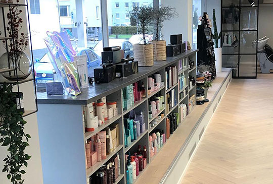 Hylla med hårprodukter och hårverktyg